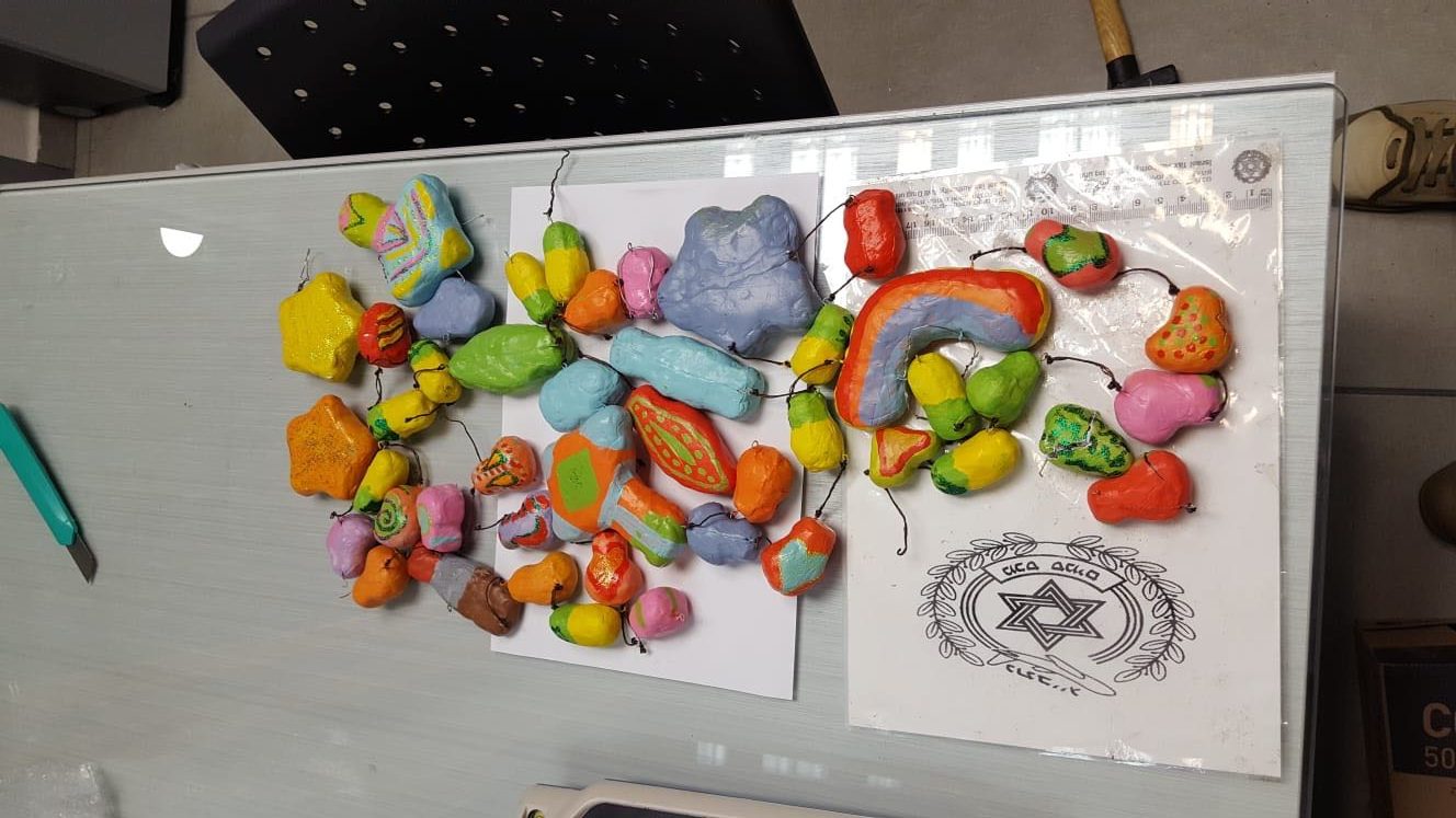 צילום: דוברות המשטרה סמים שהוסתרו בתוך מובייל לתינוק נתפסו בנתב"ג