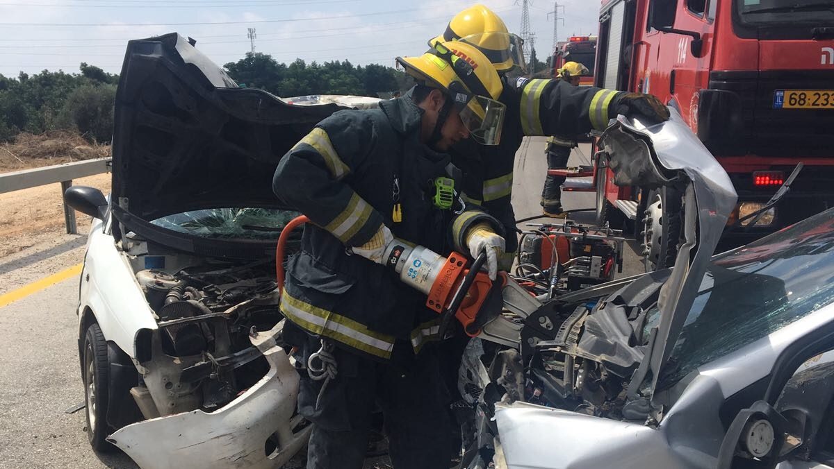 צילום: דוברות כב״ה זבולון שלושה פצועים בתאונה בסמוך לכניסה לכליל – לוחמי האש חילצו פצוע שנלכד ברכב