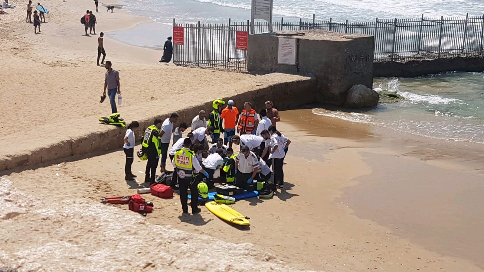 צילום: תיעוד מבצעי מד מכת הטביעות: פעולות החייאה בבן 65 שטבע בחוף לא מוכרז בת"א