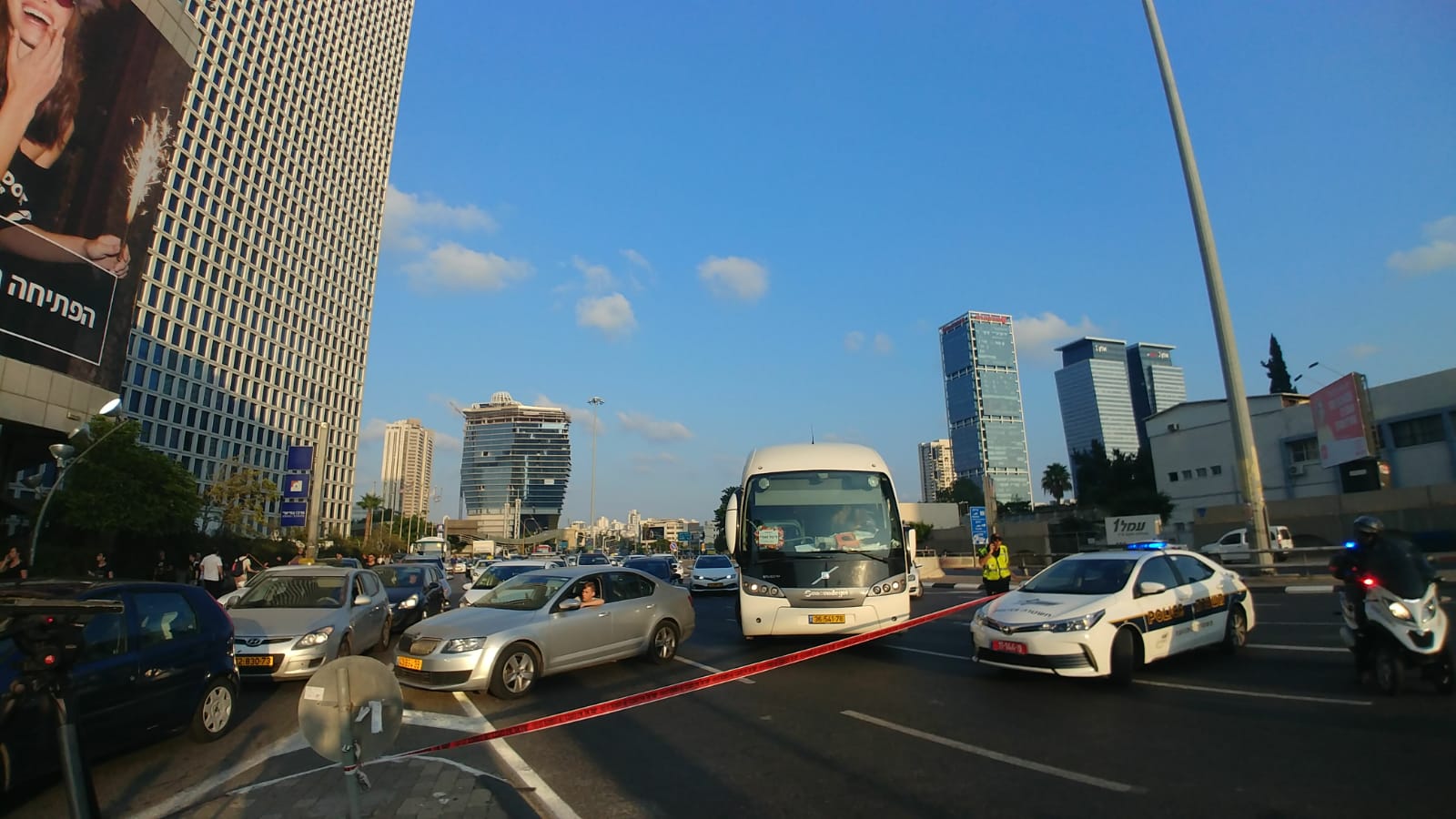 מחאת העובדות הסוציאליות: מפגינים חוסמים את צומת עזריאלי