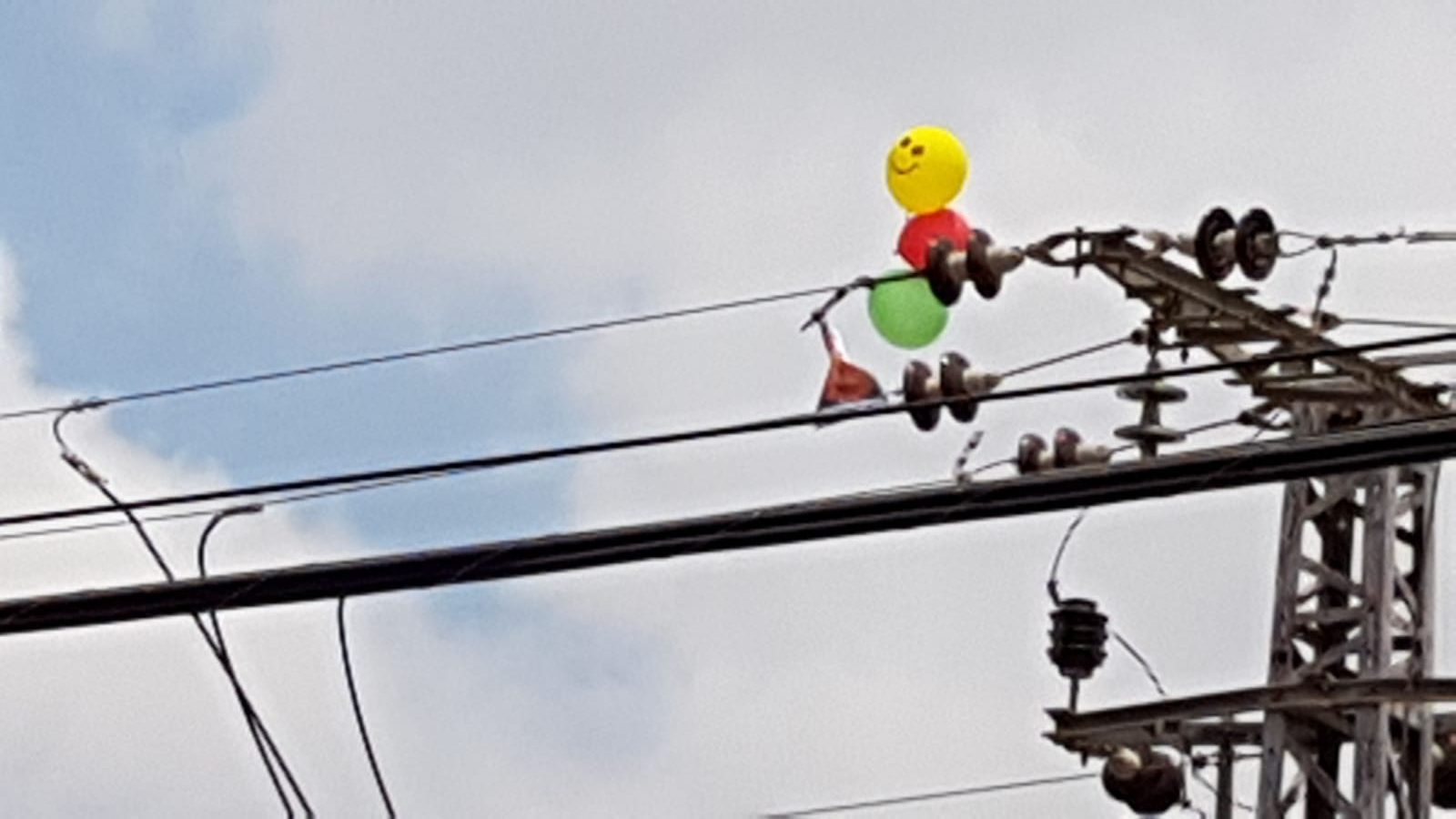 צילום: יעקב כהן בלון תבערה נחת על עמוד חשמל בנתיבות – חבלן הוזעק למקום