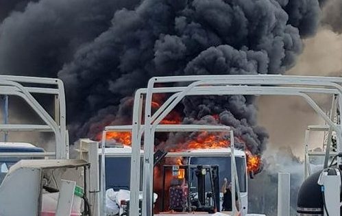 צילום: דוברות כב לוחמי האש הוזעקו לשריפה של מספר אוטובוסים במפעל מרכבים בקיסריה