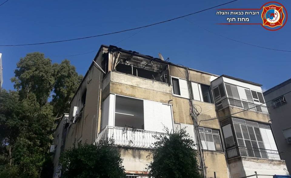 צילום: דוברות כב כשל במזגן: לוחמי האש חילצו זוג בני שלושים וכלב מדירה בוערת בחיפה