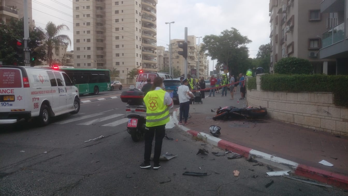 צילום: תיעוד מבצעי מד אופנוע נפגע מרכב בחולון והתרסק על הכביש – רוכבת נפצעה קשה, רוכב נוסף נפצע בינוני