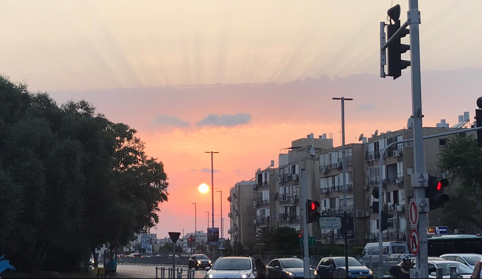 ערב טוב עם ישראל היקר עם השקיעה המדהימה מבת ים