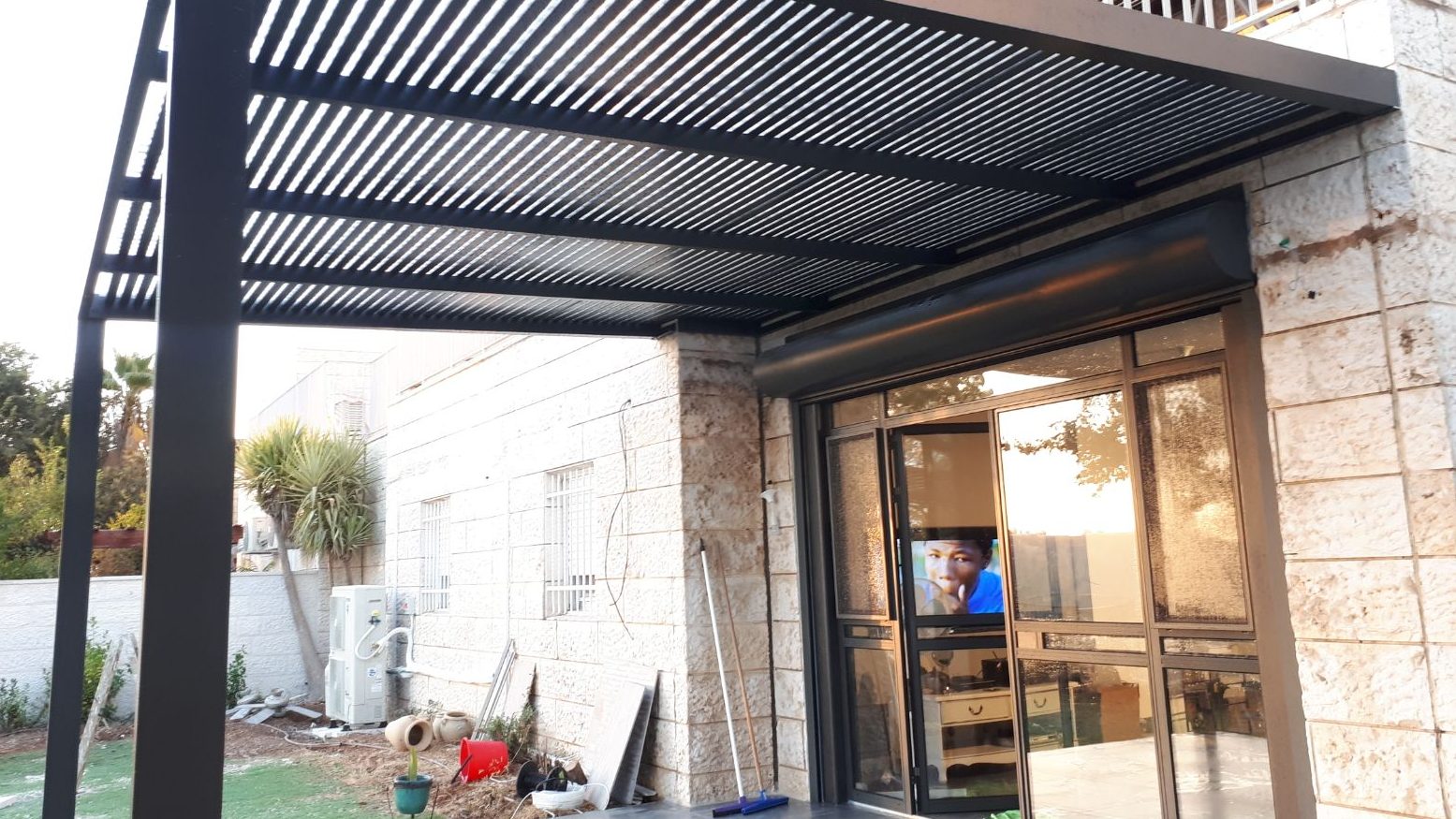 צילום: יוניקיט כשאומנות ואלומיניום נפגשים: כך תבנו פרגולה בעצמכם