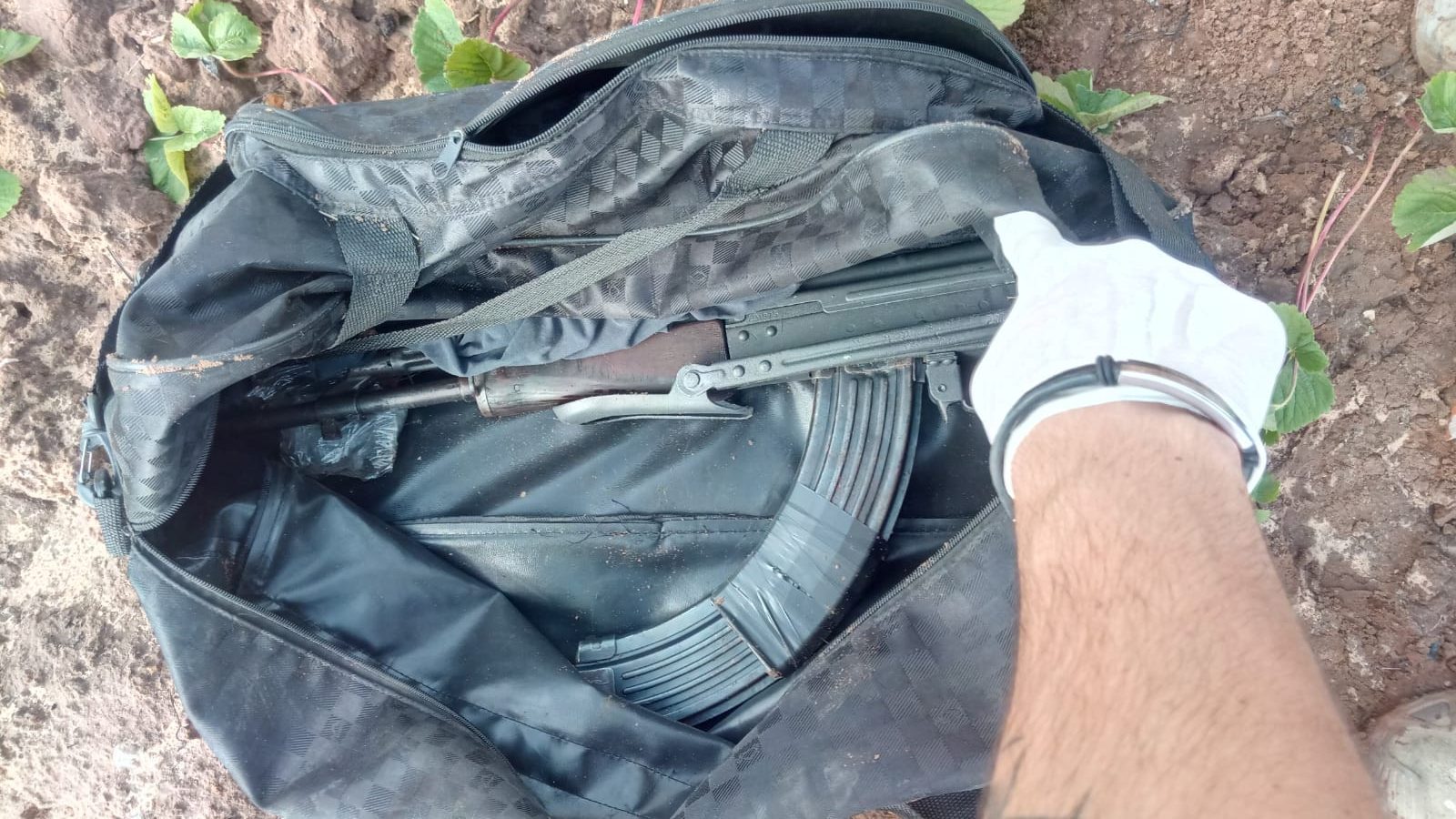 צילום: דוברות המשטרה 8 ערבים מקלנסוואה נעצרו – רובה, אקדח ועשרות כדורים נתפסו