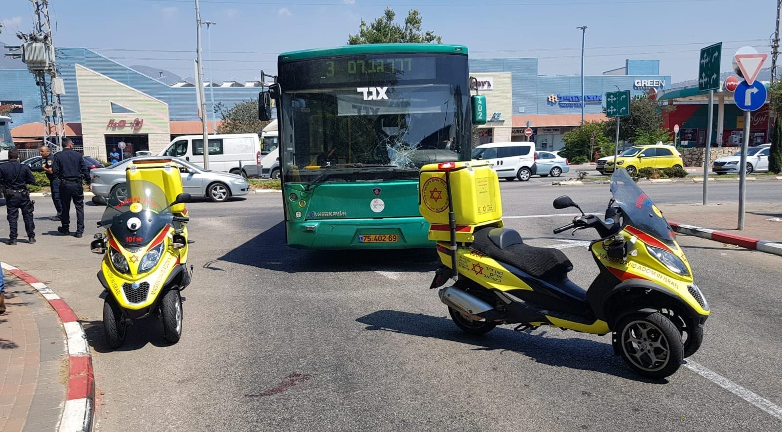 צילום: תיעוד מבצעי מד הולכת רגל נפצעה באורח בינוני לאחר שנפגעה מאוטובוס בכרמיאל