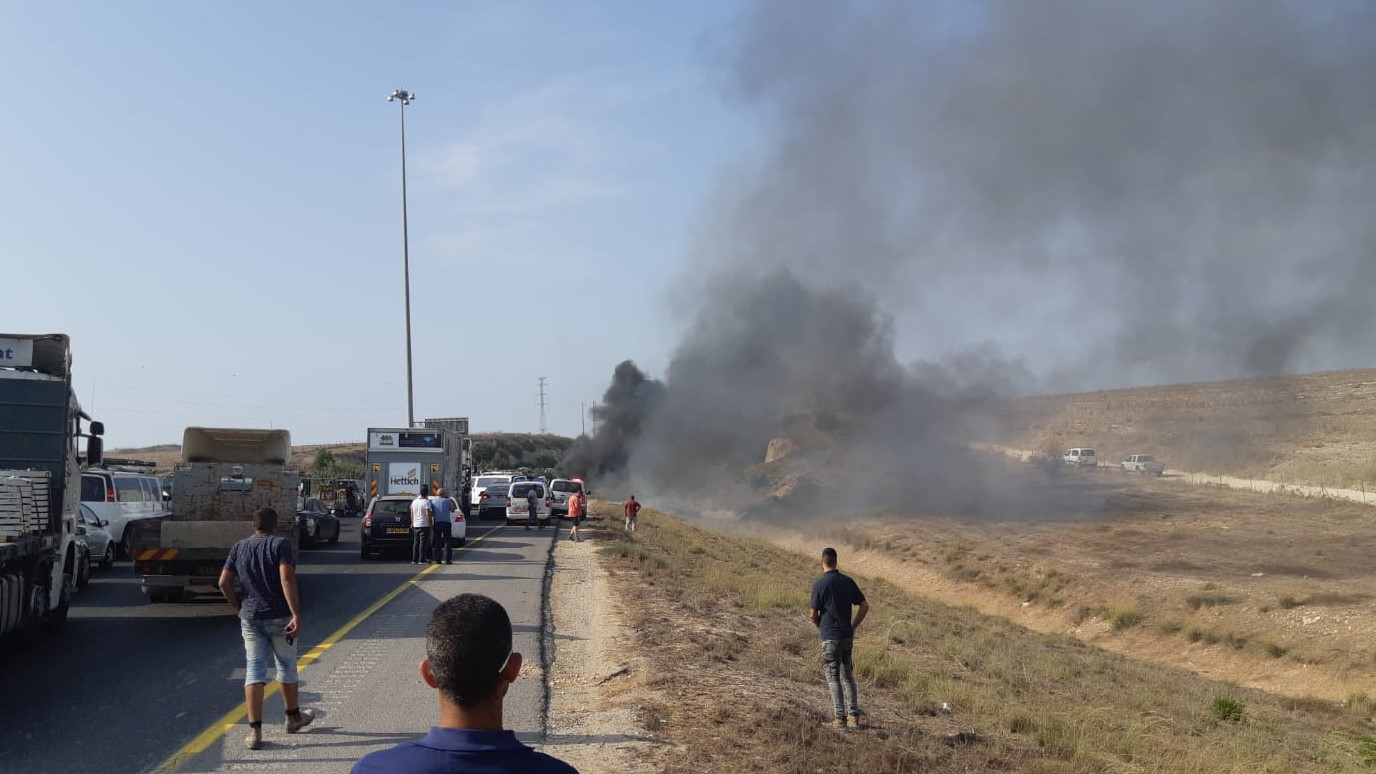 צילום: דיויד כרם כביש 6 נחסם ממחלף עירון לצפון בעקבות משאית שעלתה באש