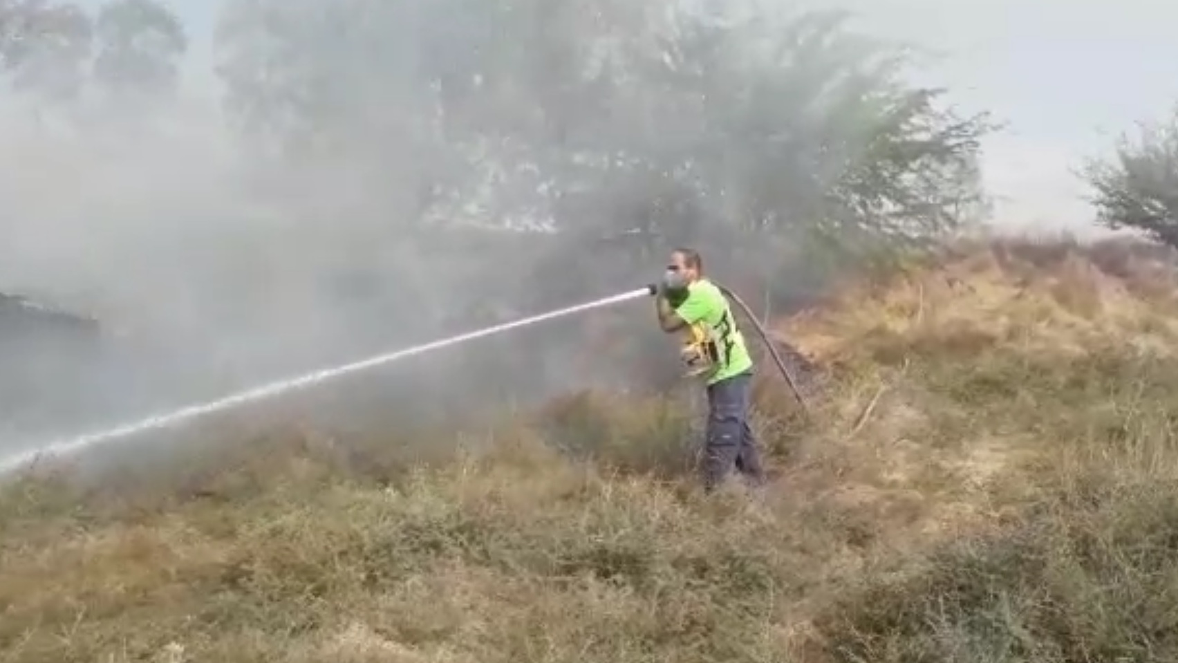 צילום: חאמד אבו סיאם, כבאי קק״ל טרור התבערה: עלה לארבע מספר השריפות שהוצתו מהבוקר בעוטף ישראל