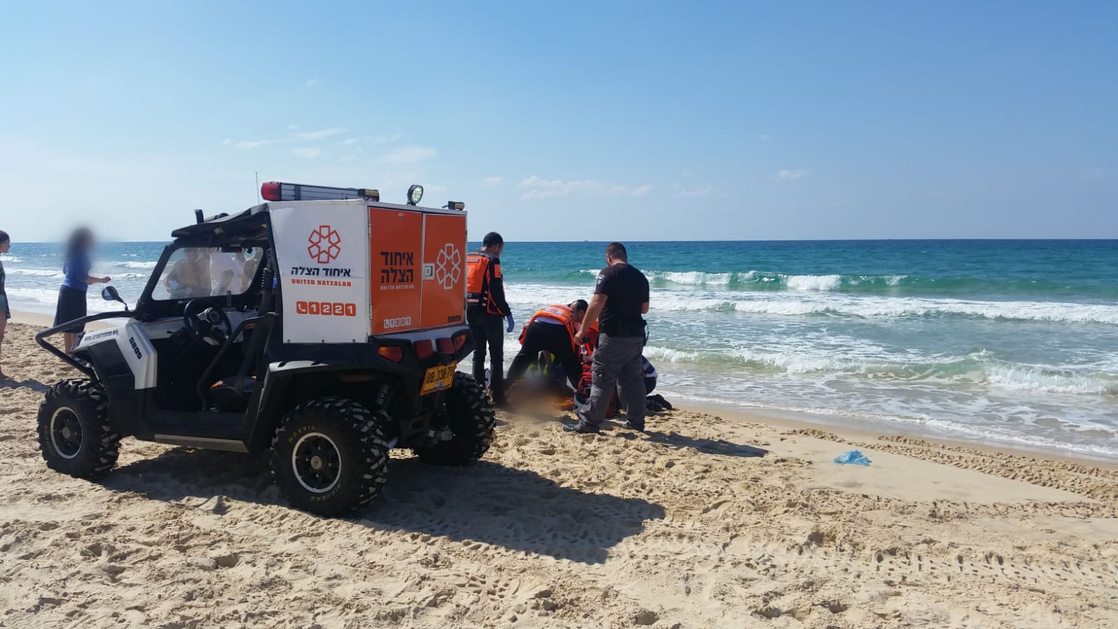 צילום: דוברות איחוד הצלה בן 50 נמשה מהמים בחוף הנפרד באשדוד ופונה לבית החולים לאחר החייאה מוצלחת