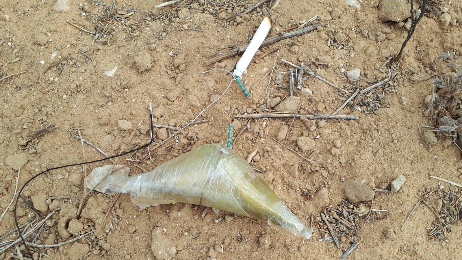 צילום: דוברות אשכול מטען חבלה מחובר לבלונים אותר על גדר קיבוץ במועצה האזורית אשכול – חבלן הוזעק לנטרולו