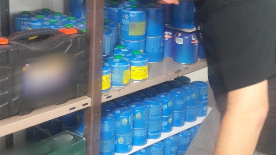 צילום: דוברות המשטרה המשטרה החרימה מאות מיכלי גז שהוחזקו ללא היתר בטירה
