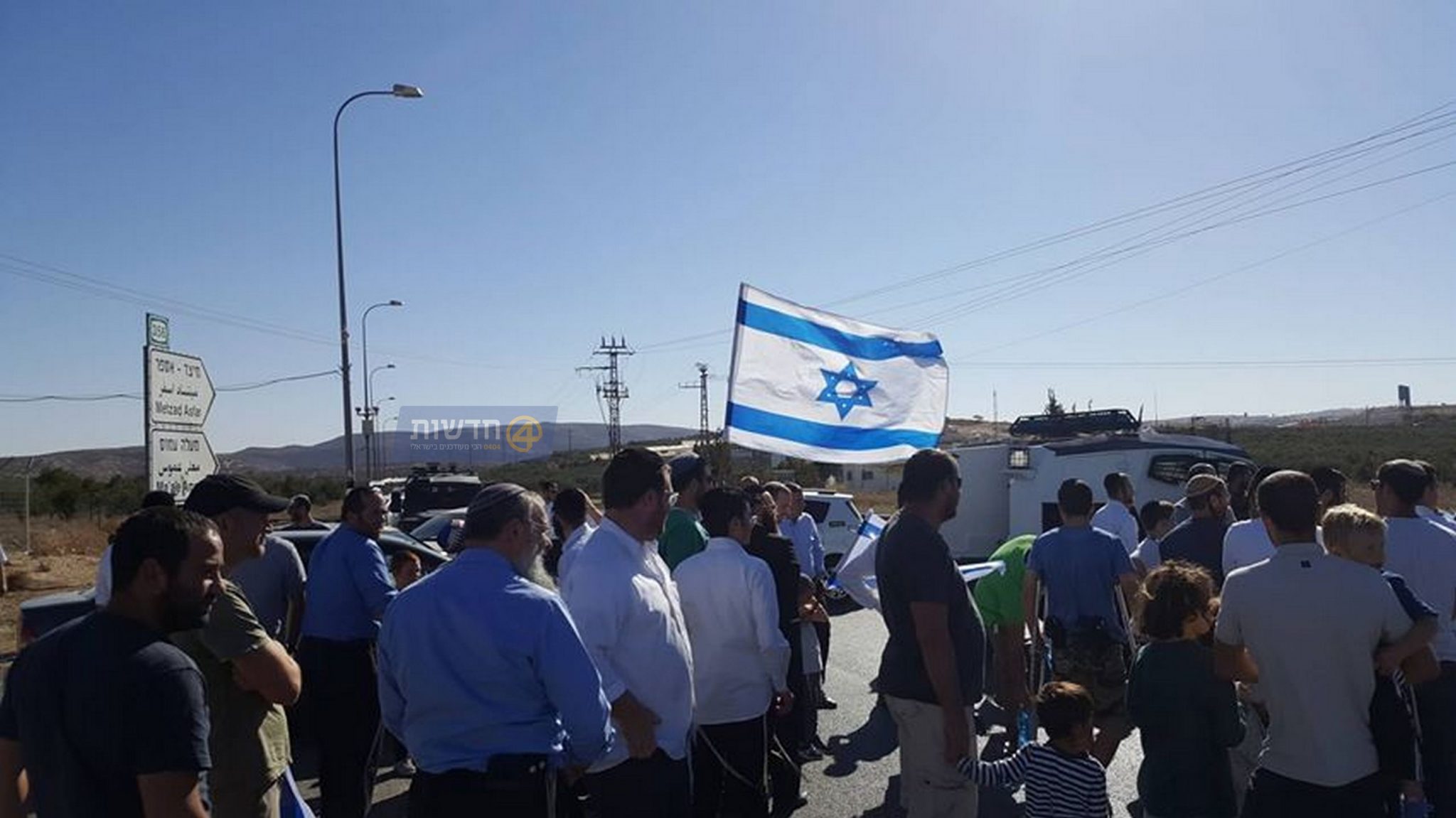 צילום: 0404 תושבי גוש עציון הפגינו במחאה על טרור האבנים: "נמשיך לחסום כבישים כל עוד הפיגועים נמשכים"