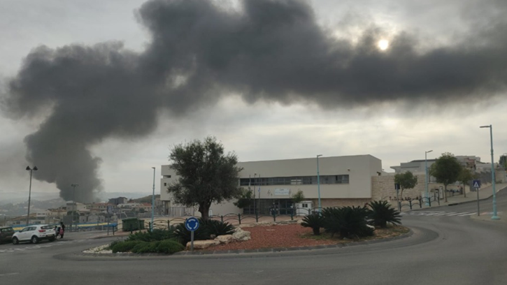 צילום: אפק השריפות הפיראטיות חונקות את תושבי אורנית: