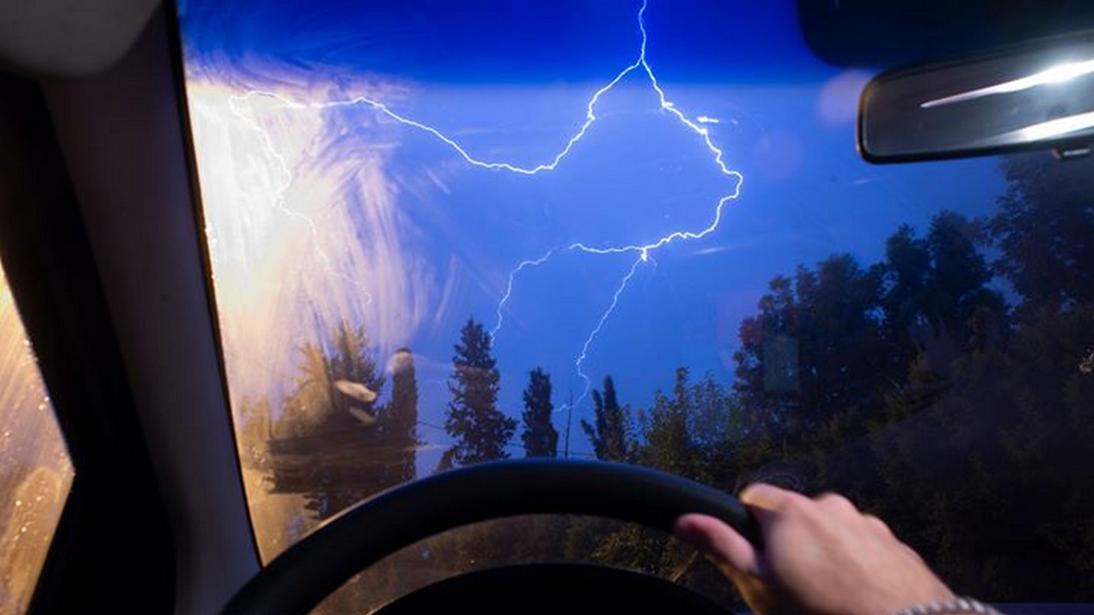 צילום: בר סטפנסקי ברקים בשמי אזור המרכז