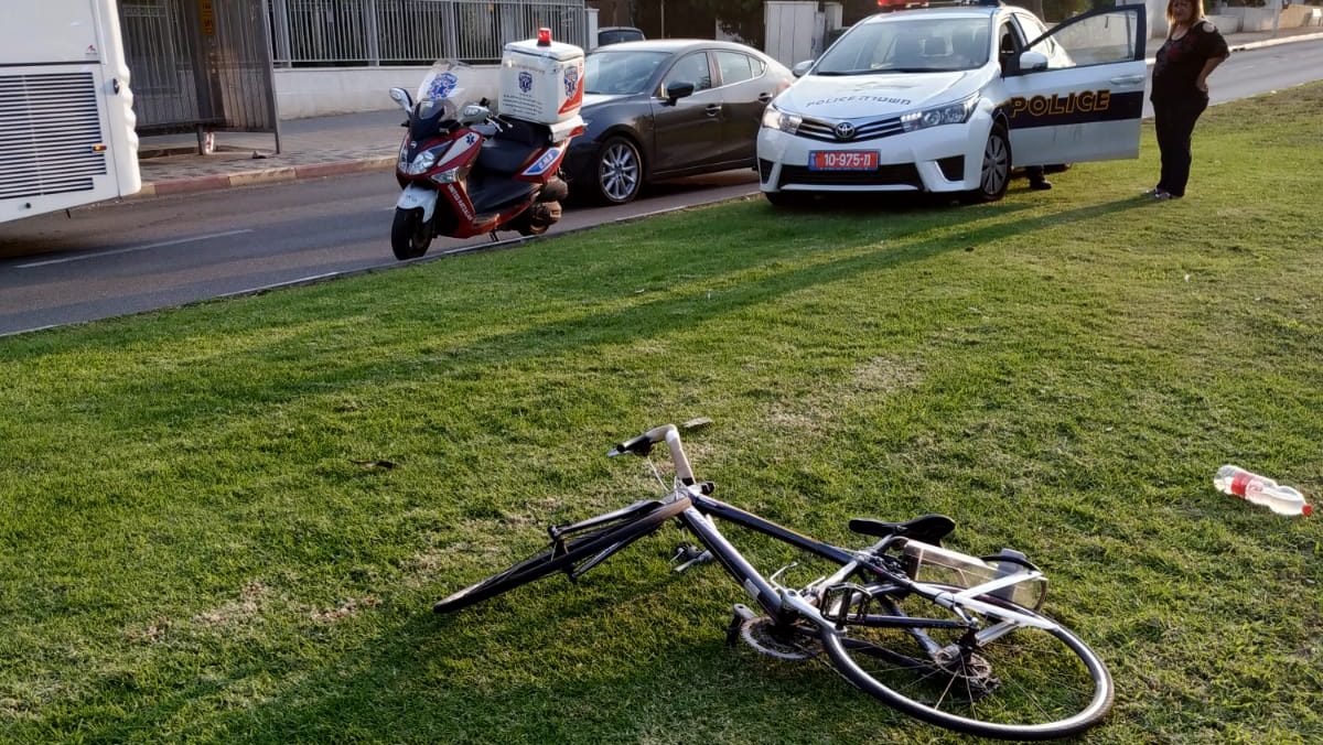 צילום: דוברות איחוד הצלה רוכב אופניים נפגע מאוטובוס בפתח תקווה – מצבו קשה