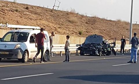 הרוג ושני פצועים בפיצוץ ברכב בכביש 2 – נבדק חשד לפלילים