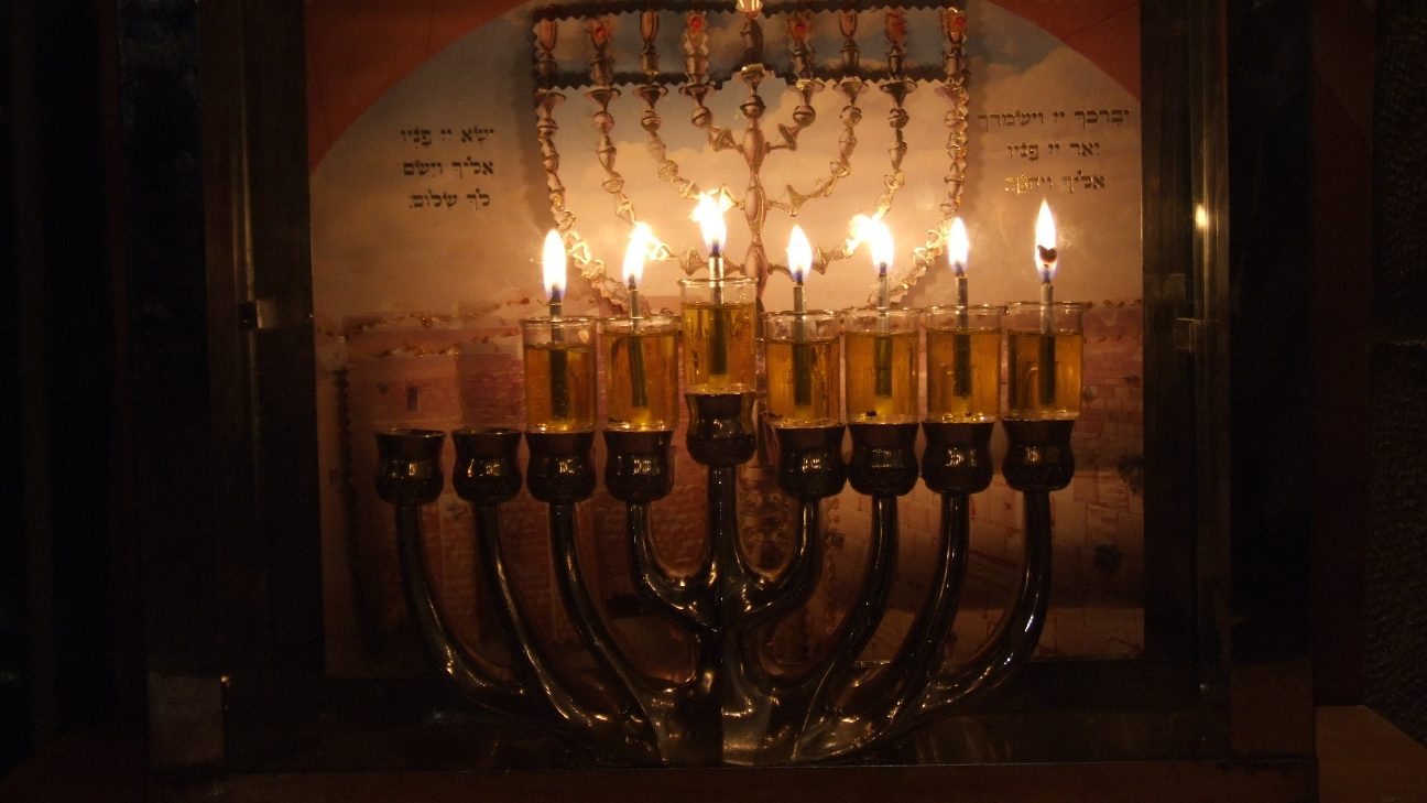 צילום: ערן ודוד דל אור, מסלולים סיורי חנוכיות מודרכים בסמטאות הרובע היהודי והדלקת נרות חווייתית בערבי החנוכה