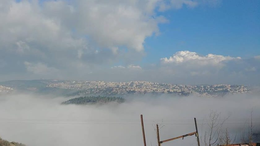 צילום: שחר חסון ענני ערפל הבוקר ביציאה מירושלים