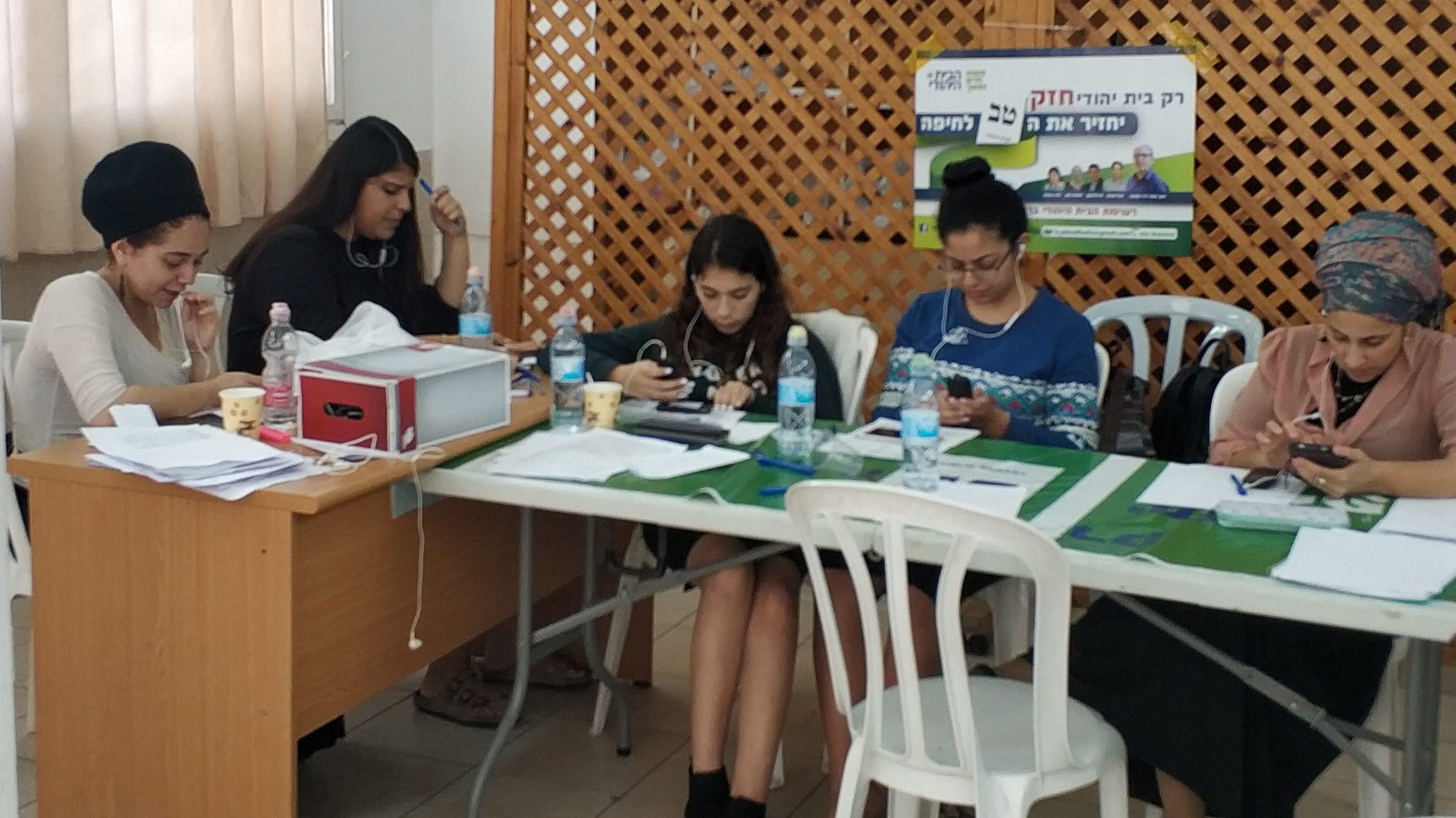 הבית היהודי בחיפה תרם את כל ציוד המטה הנותר לנזקקים