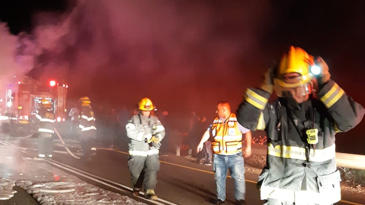 צילום: דוברות כב 3 פצועים בתאונה בכביש המוביל – אחד מכלי הרכב נשרף