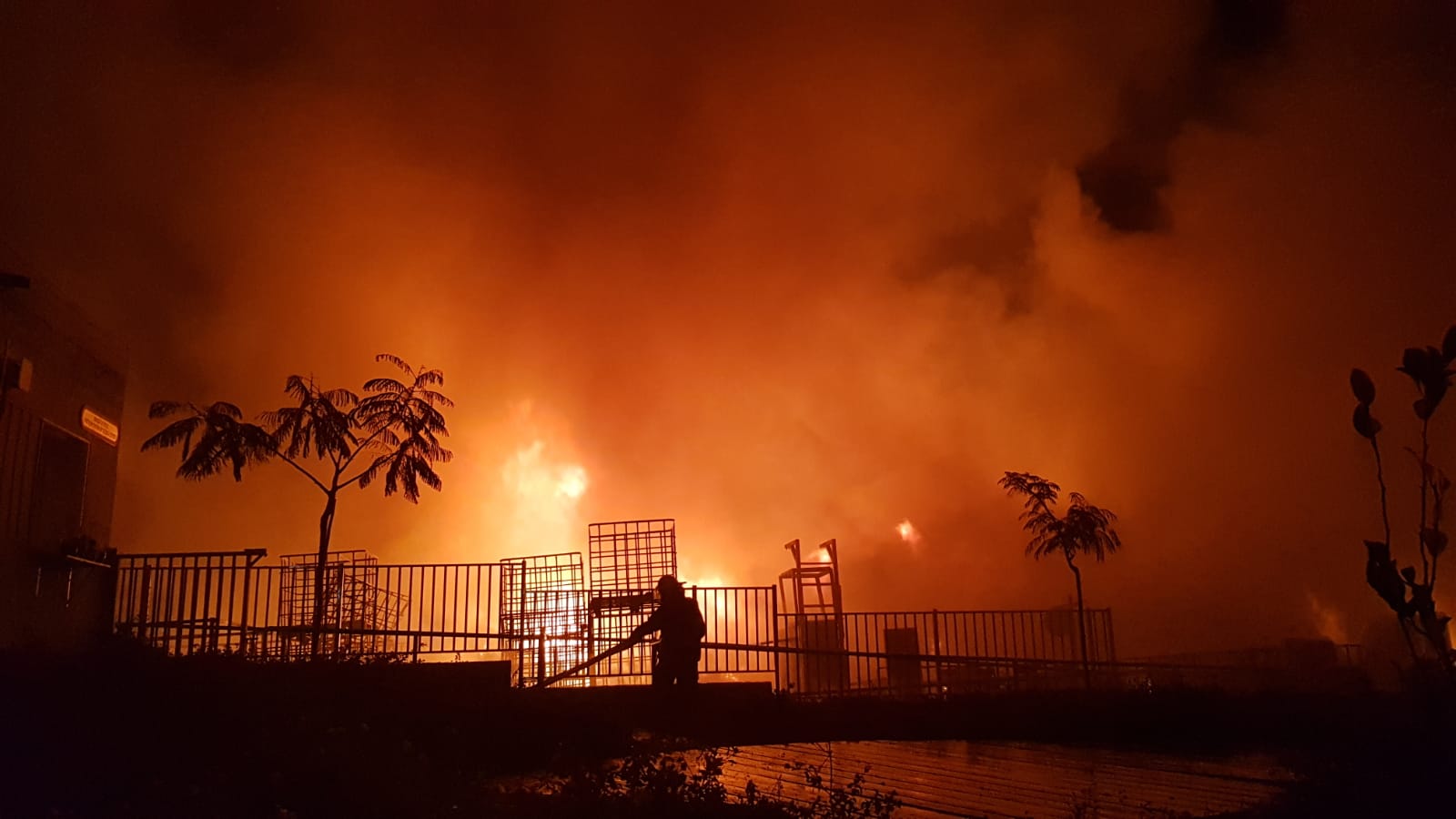 צילום: דוברות כב שריפת ענק פרצה במפעל עם חומרים מסוכנים בקריית גת – כוחות רבים הוזעקו למקום