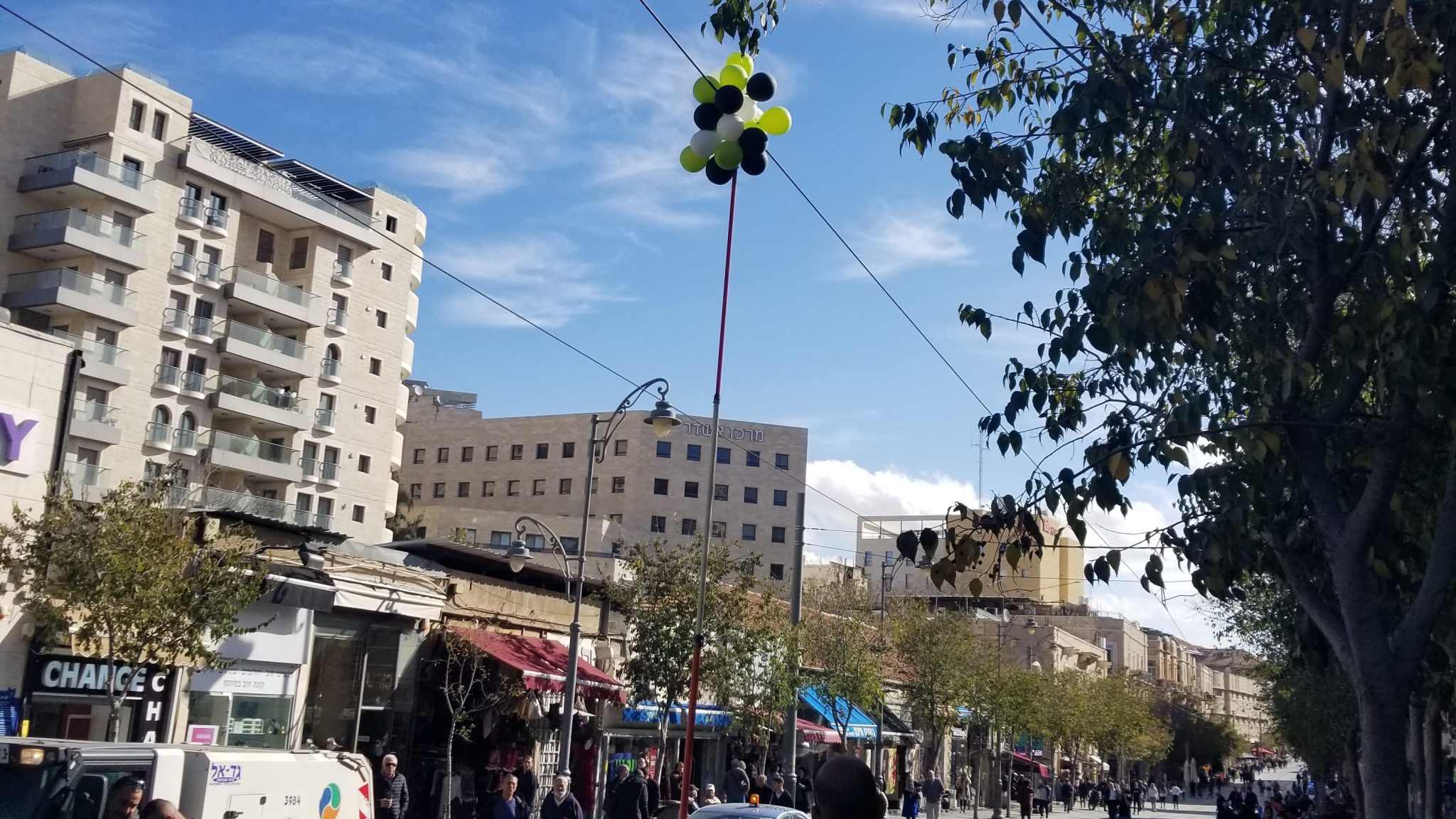 צילום: אריה גסנר עיכובים בתנועת הרכבת הקלה בירושלים – צרור בלונים נתקע על כבלי החשמל