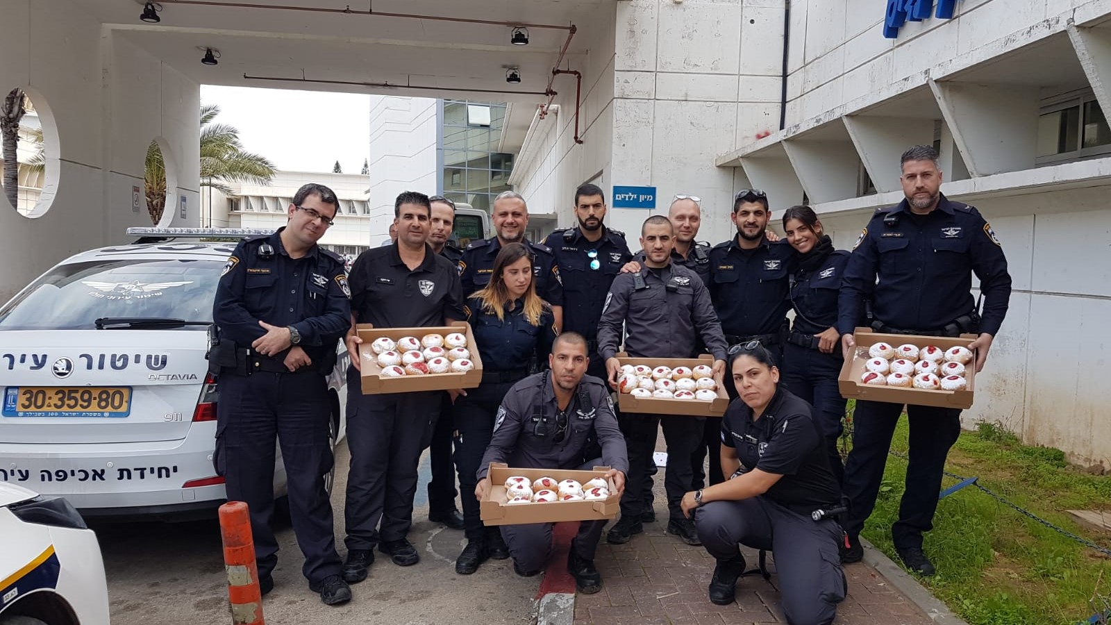 צילום: עיריית חולון אור בעיניים: השיטור העירוני חילק סופגניות לילדים בוולפסון
