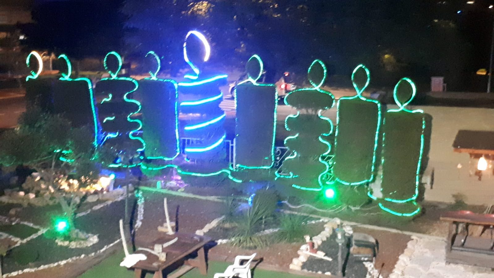 צילום: שלמה כהן מדהים! חנוכייה ענקית מעצי ברוש בעפולה עילית