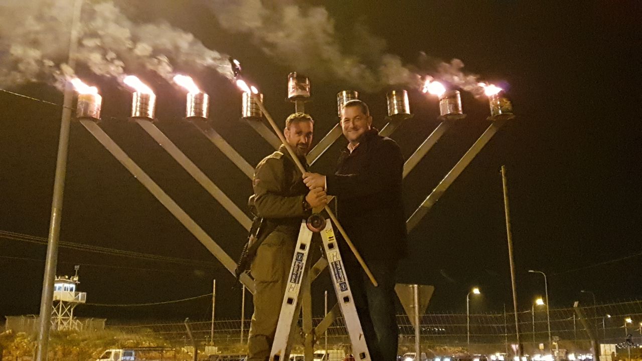 צילום: רועי חדי, מועצה אזורית שומרון ביחד עם חיילינו ושוטרינו: ראש מועצת שומרון הדליק נר שמיני בצומת תפוח