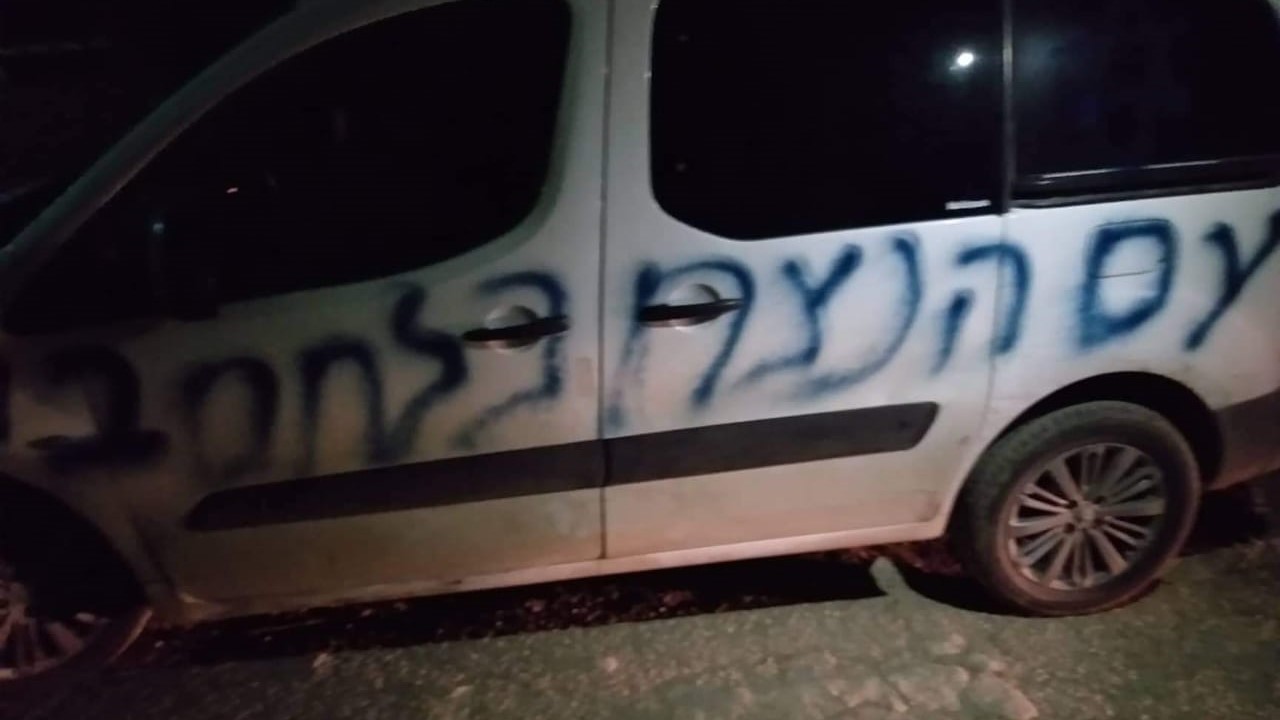צילום: דוברות המשטרה כתובות "עם הנצח נלחם ברצח" רוססו על כלי רכב בלובן שרקייה