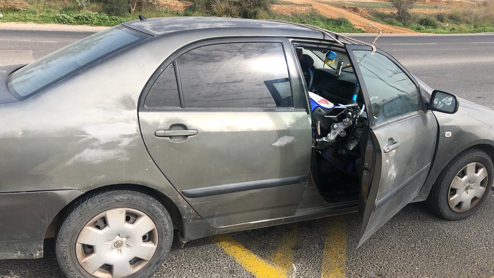 צילום: דוברות המשטרה בן 19 נתפס מוביל חלקי אופנוע בתוך רכב פרטי כשהדלת פתוחה וקשורה בחוטים