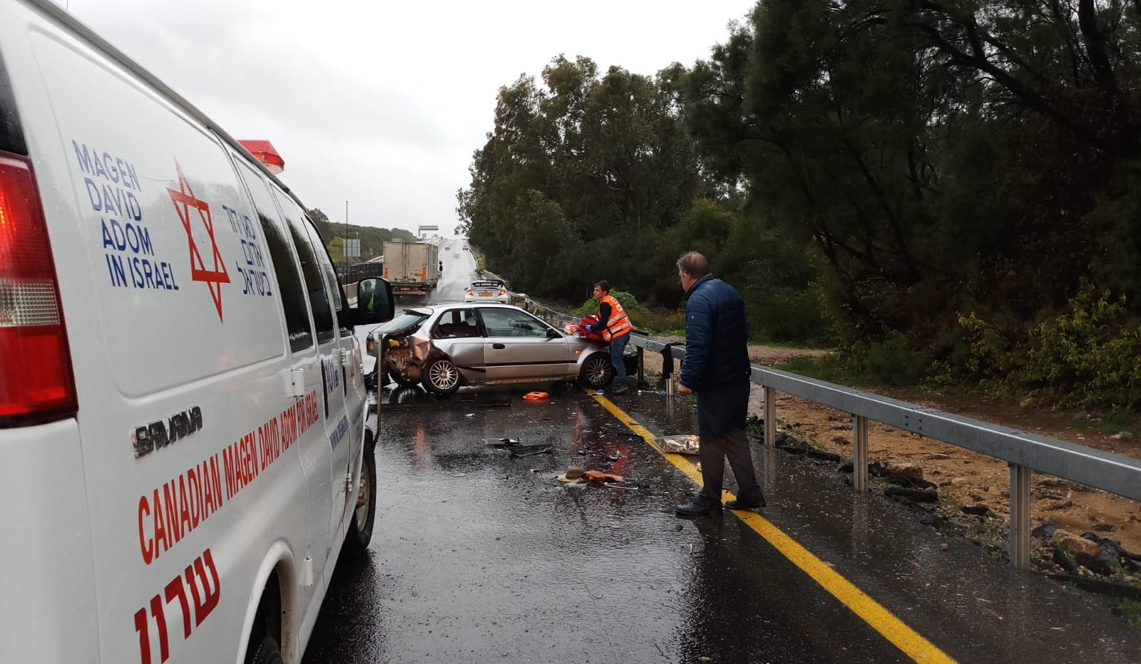 צילום: דוברות איחוד הצלה בן 20 נפגע מרכב חולף בכביש 2 – מצבו קשה