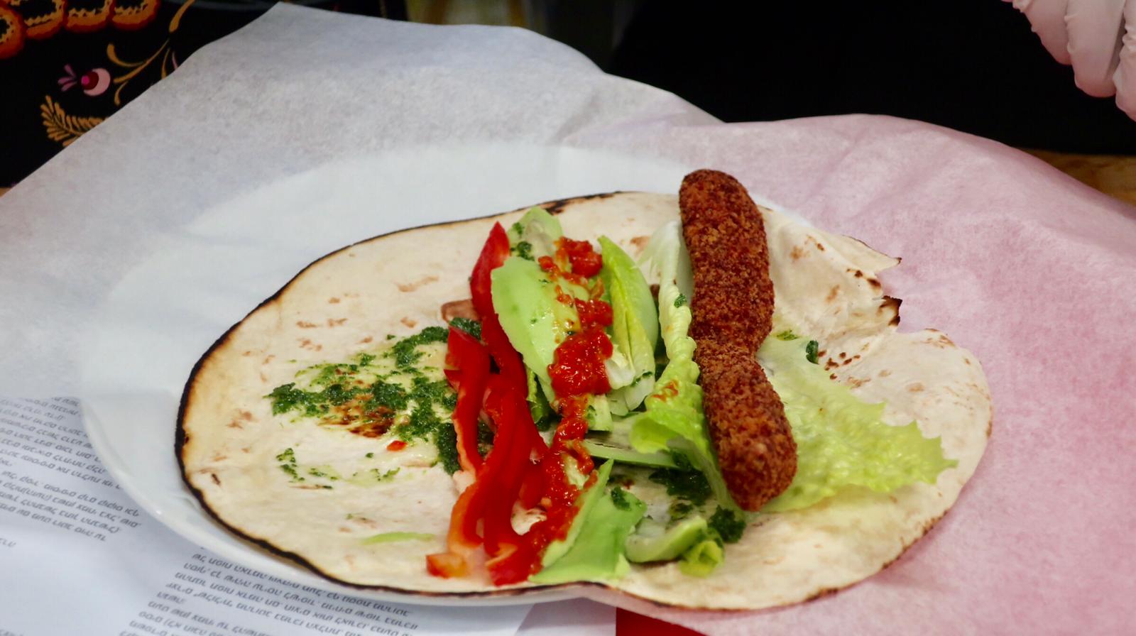 צילום: סטלה שפירא בוריטו דה פויו – טורטיה במילוי עוף קריספי עם מגוון ירקות וממרחים