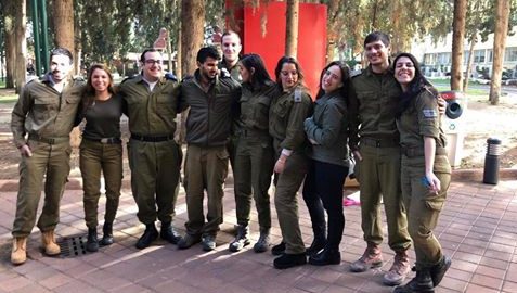 צילום: שי טל ודניאל פרנקל יוזמה מבורכת: סטודנטים מהבינתחומי הגיעו במדים להזדהות עם הסטודנטית שהושפלה בעברית