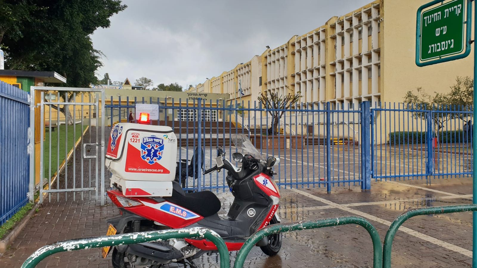 צילום: דוברות איחוד הצלה בן 60 התמוטט בכניסה לבית ספר ביבנה – כונני איחוד הצלה הצילו את חייו