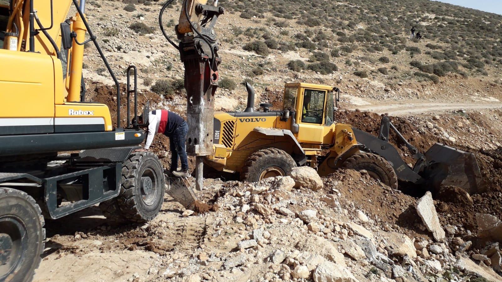 צילום: דוברות מתפ המנהל חסם דרך בלתי חוקית שסללו ערבים בשטח אש בדרום הר חברון