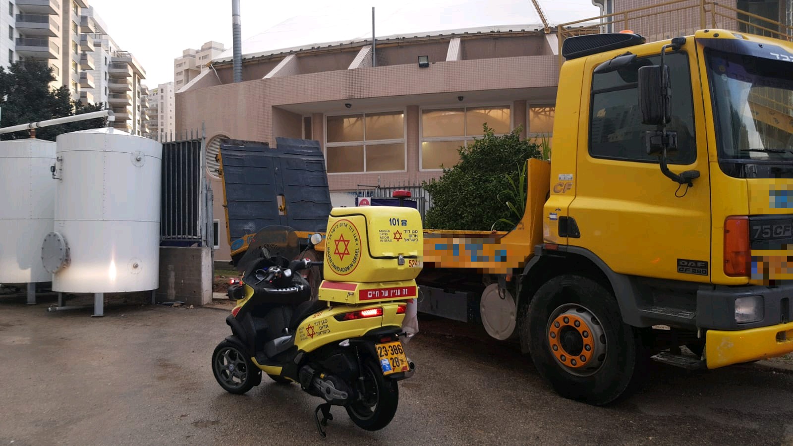 צילום: חגי נתני תיעוד מבצעי מד פועל נפגע בראשו מכננת של משאית גרר בחולון – מצבו קשה