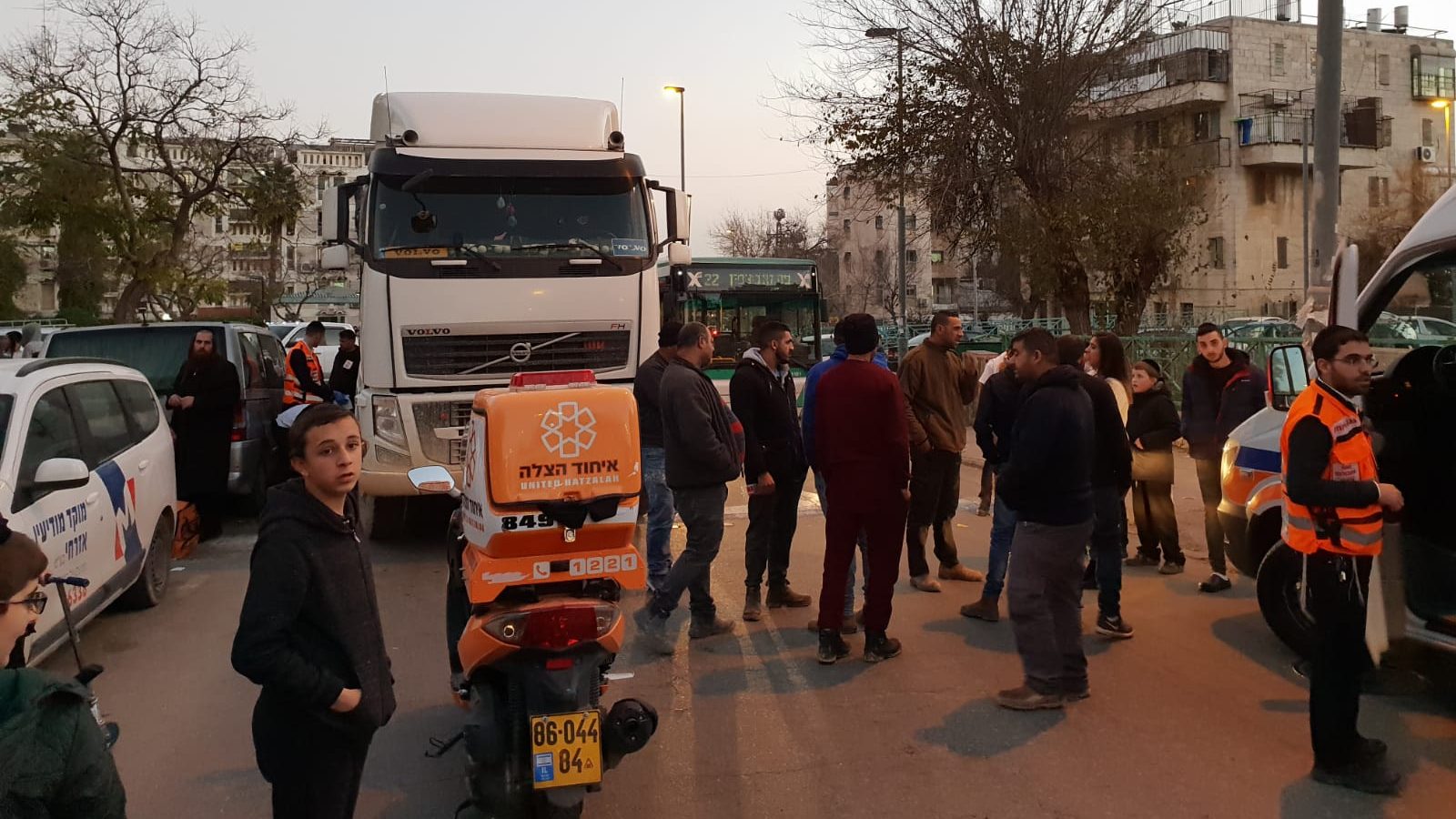 צילום: דוברות איחוד הצלה הולכת רגל בת 50 נפגעה ממשאית בירושלים – מצבה קשה
