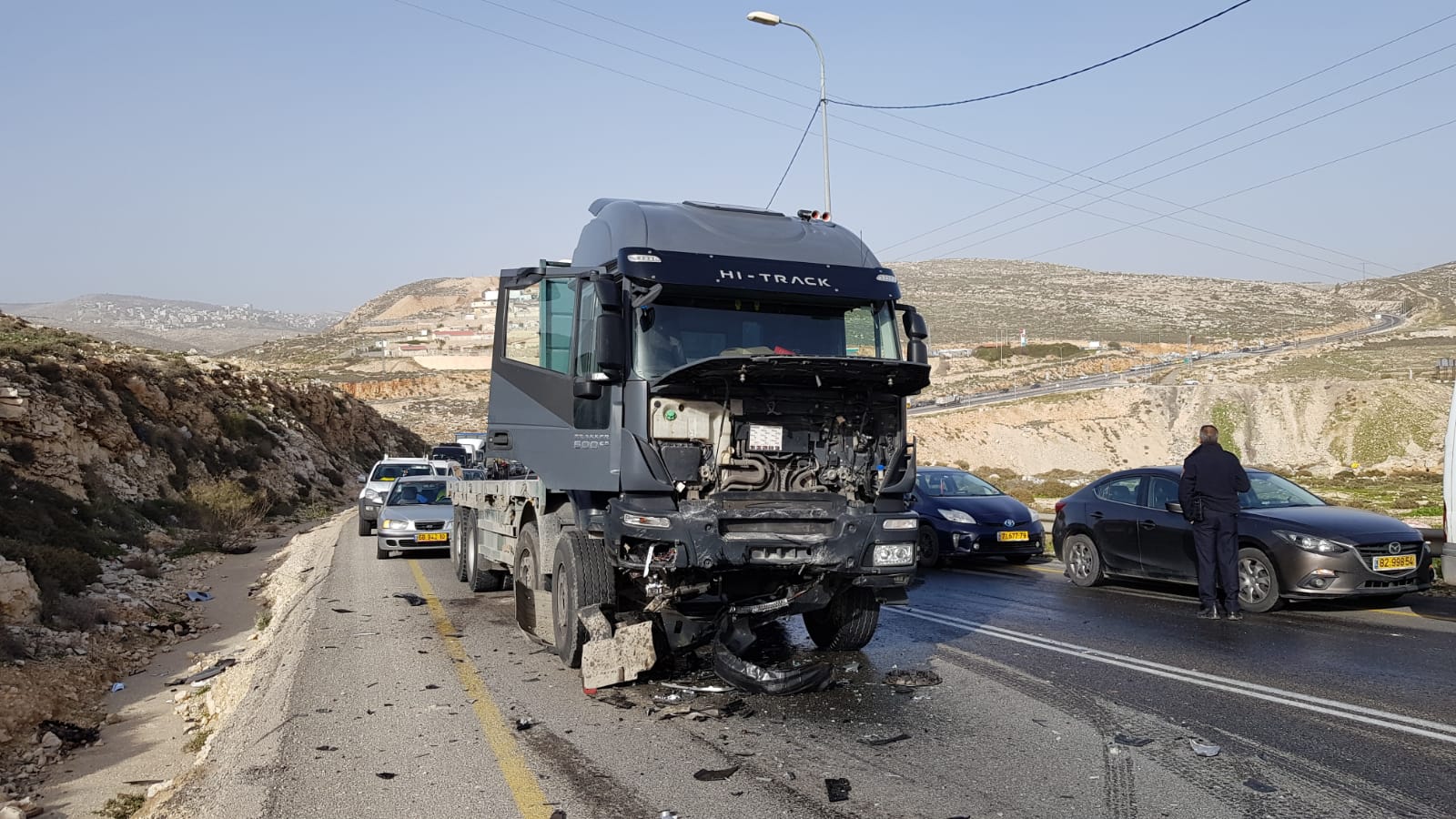 גבר כבן 50 במצב קשה בעקבות תאונת דרכים בין משאית לרכב