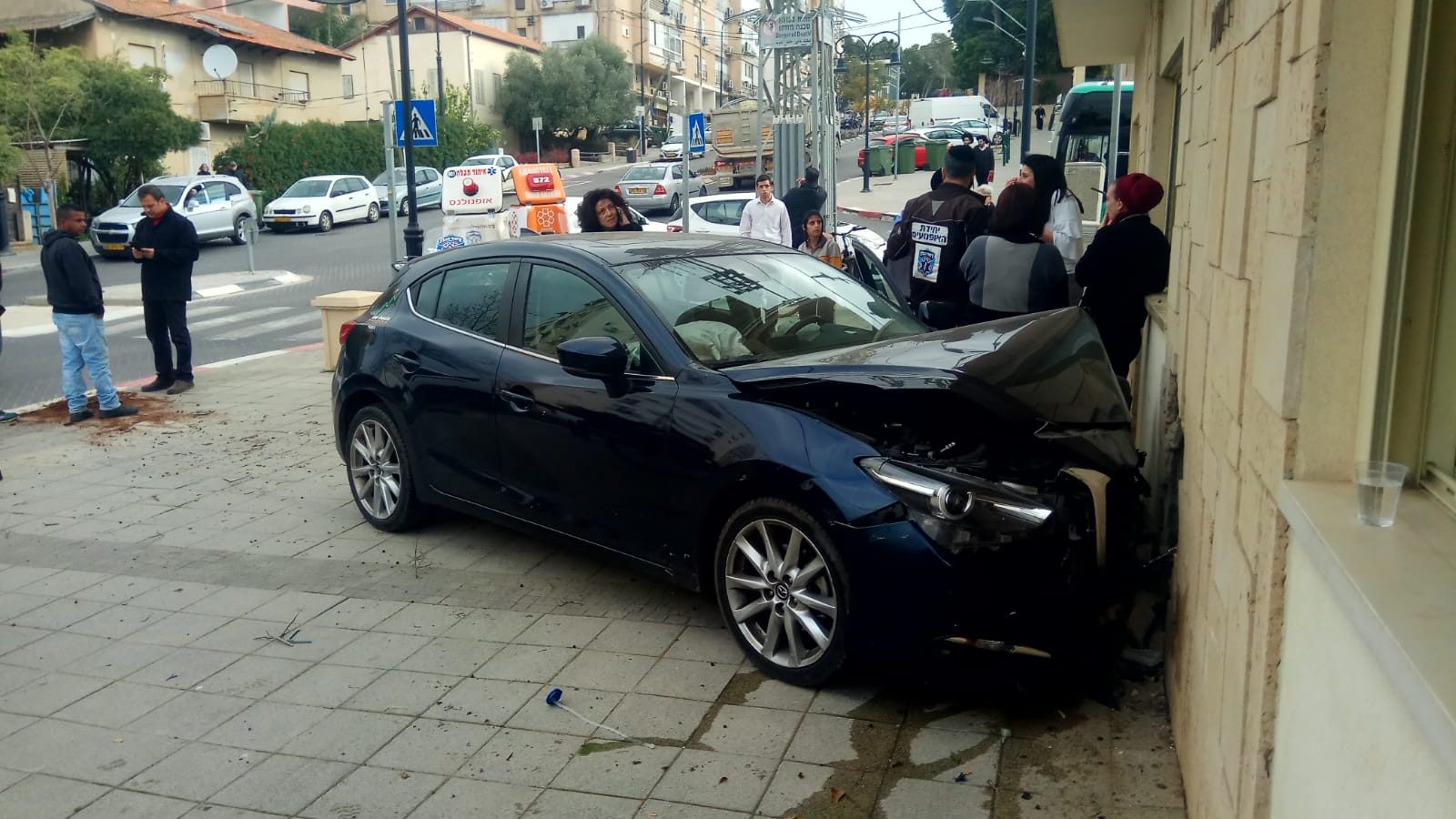 צילום: דוברות איחוד הצלה נהגת פגעה במשרדי חברת קדישא ברחובות ופערה חור בקיר המבנה (תמונות)