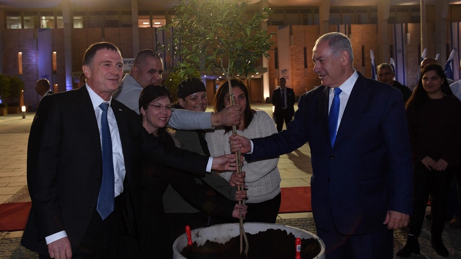 צילום: חיים צח, לע לרגל ט"ו בשבט: נתניהו, אדלשטיין ועובדי כנסת עם מוגבלויות נטעו עץ ברחבת הכנסת
