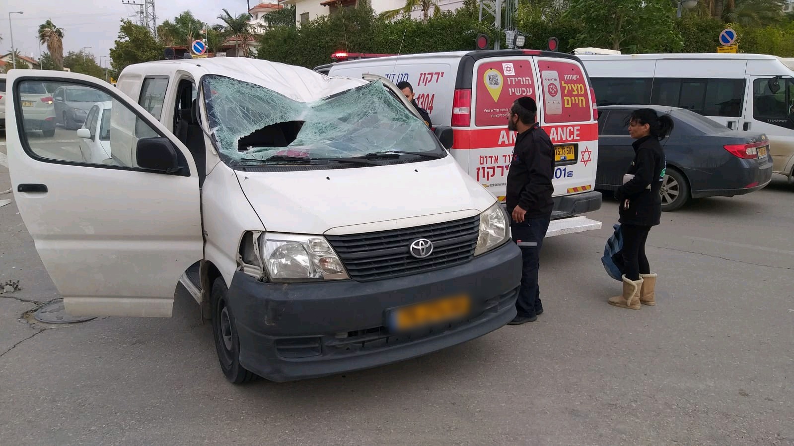 צילום: דוברות מד עמוד תאורה קרס על רכב בראש העין – גבר ואישה פונו לבית החולים במצב קל