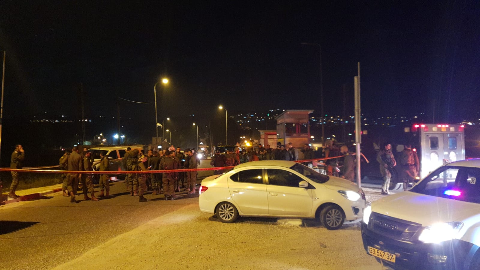 צילום: מועצה אזורית שומרון פיגוע דקירה בכיכר חטמ"ר שומרון – מחבל דקר חייל באפוד הקרמי ונורה למוות