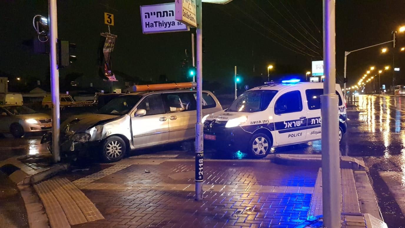 צילום: דוברות המשטרה בן 23 נפצע קשה לאחר שהתנגש עם רכבו בעמוד באשקלון