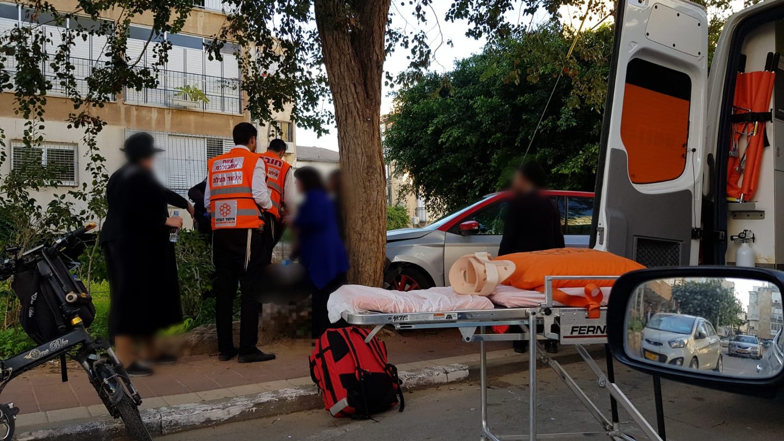 צילום: דוברות איחוד הצלה אם ובתה נפגעו מרכב שעלה על מדרכה בבני ברק
