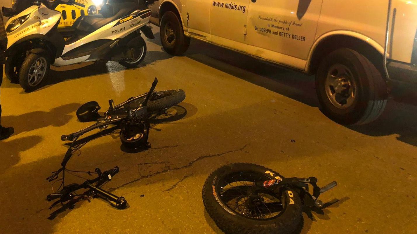 צילום: תיעוד מבצעי מד רוכב אופניים חשמליים נפצע בינוני בתאונת דרכים באלעד