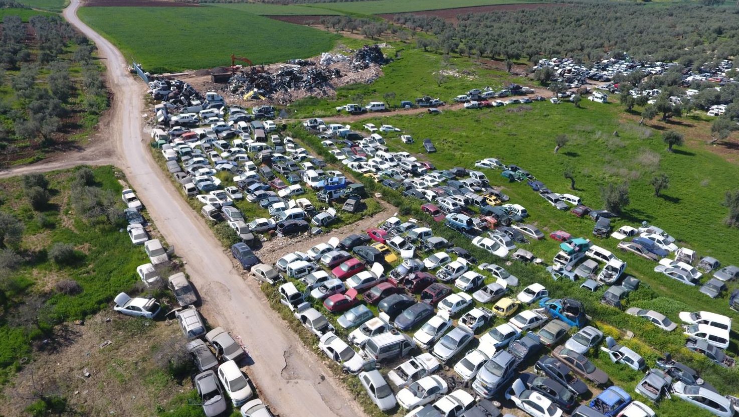 צילום: תנועת רגבים כך הפכו מאות דונמים ירוקים לבתי קברות לרבבות כלי רכב (תמונות)