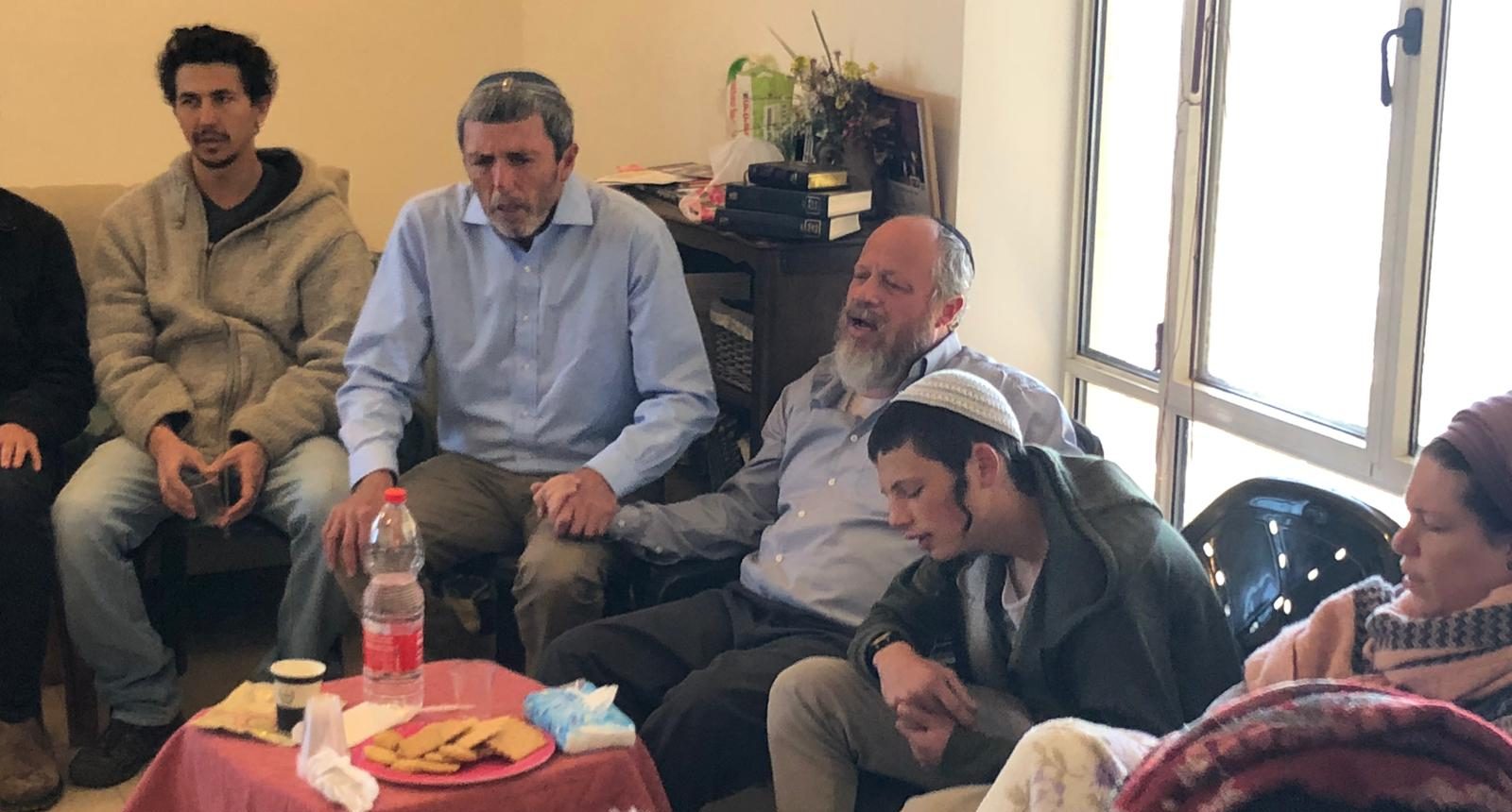 הרב רפי פרץ בבית משפחת אנסבכר: "הפרקליטות הצבאית חייבת לדרוש ולהפעיל את עונש המוות למחבל הרוצח"